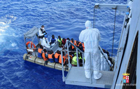 Immer wieder rettet die italienische Küstenwache Flüchtlinge aus lebensgefährlichen Situationen auf oft seeuntüchtigen Booten auf dem Mittelmeer.