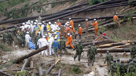 Rettungskräfte im Einsatz nach einem Erdrutsch durch den Taifun.