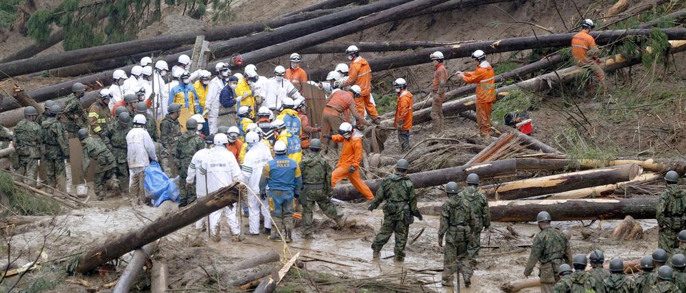 Rettungskräfte im Einsatz nach einem Erdrutsch durch den Taifun.