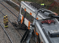 Rettungskräfte befinden sich am entgleisten Zug zwischen Terrassa und Manresa, in der Nähe von Barcelona.