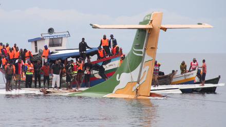 Rettungskräfte in Booten arbeiten nach dem Absturz eines Flugzeugs in den Viktoriasee am Unglücksort (Tansania, Bukoba). 