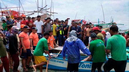 Die philippinische Küstenwache bei der Bergung der getöteten Fischer am Dienstag. 