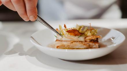 Elegant, aber auch bisschen Wirtshaus: der Sellerie mit Kassler und Sauerkraut im Restaurant Pots im Ritz-Carlton. 