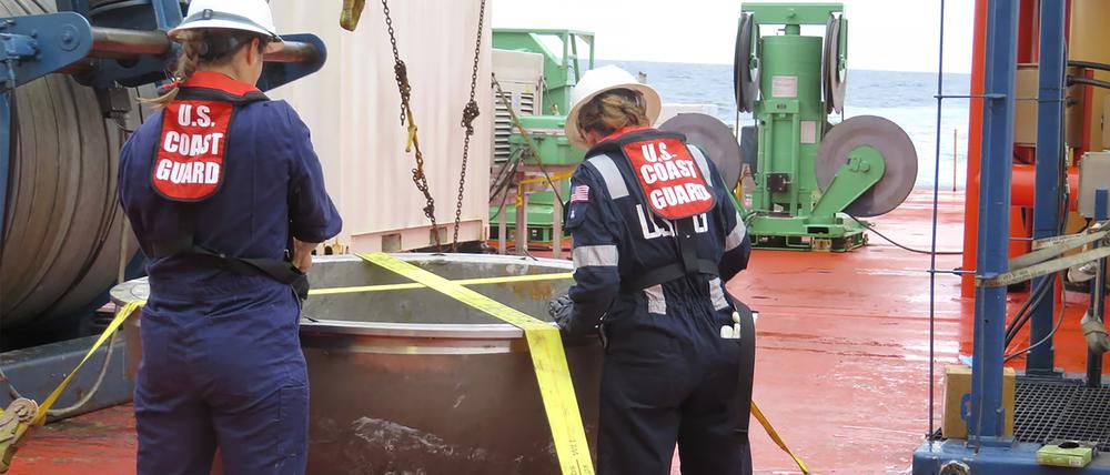 Ingenieure der US-Küstenwache führen eine Untersuchung der hinteren Titan-Endkappe des Titan-Tauchbootes im Nordatlantik durch. 