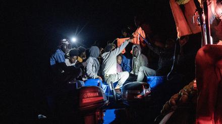 Immer wieder kommt es zu dramatischen Situationen bei der Rettung von Menschen im Mittelmeer. 