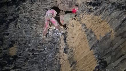 Rettungskräfte der Berg- und Höhlenrettung Italien bei der Bergungsaktion in der Höhle Buena Fonteno für die verletzte Höhlenkletterin.