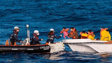 Eine Rettungsaktion der deutschen Seenotrettungsorganisation Mission Lifeline im Mittelmeer. 