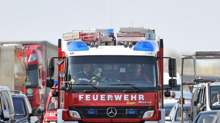 Symbolbild: Ein Feuerwehrwaen fährt durch eine Rettungsgasse.