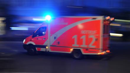 Rettungswagen der Berliner Feuerwehr bei nächtlicher Einfahrt.