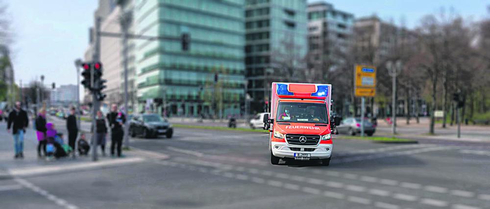 Ein Rettungswagen der Berliner Feuerwehr im Einsatz.