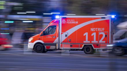 Ein Rettungswagen der Berliner Feuerwehr fährt mit Blaulicht zum Einsatz (Symbolbild).