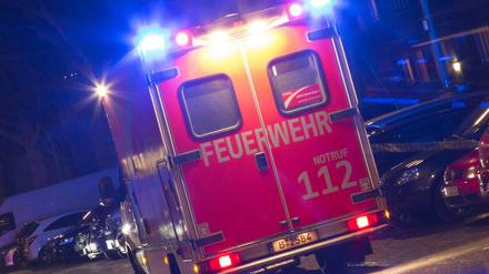 Ein Rettungswagen der Berliner Feuerwehr mit Blaulicht (Symbolbild).