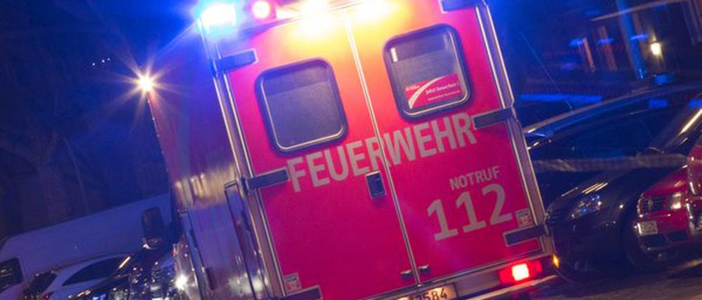 Das Blaulicht ist bei einem Rettungswagen der Berliner Feuerwehr waherend eines Einsatzes eingeschaltet. (Symbolbild)