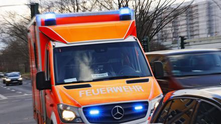 Rettungswagen RTW der Berliner Feuerwehr mit Blaulicht und Sondersignalen. (Symbolbild)