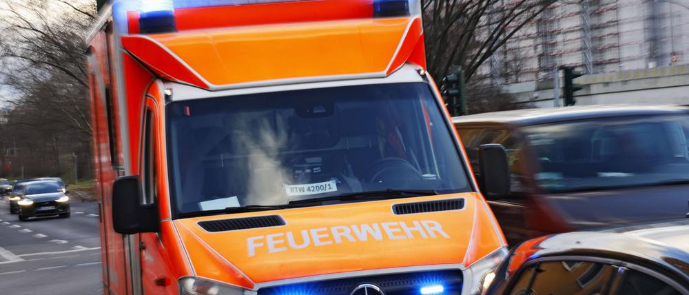 Rettungswagen RTW der Berliner Feuerwehr mit Blaulicht und Sondersignalen. Symbolbild