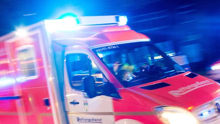 Ein Auto erfasst eine Seniorin in Berlin-Schöneberg. Die 81-Jährige wird mit Verletzungen ins Krankenhaus eingeliefert. 