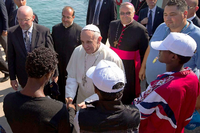 Papst Franziskus bei einem Gespräch mit Flüchtlingen auf der Insel Lampedusa im Mittelmeer