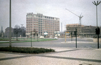 So sah's übrigens 1963 aus am Ernst-Reuter-Platz. Man beachte die kleinen Bäume, die fehlenden Fahrspuren ... und erst die Hochhäuser!