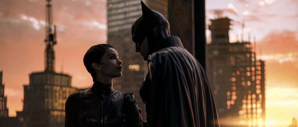 Bruce Wayne alias Batman (Robert Pattinson) verbündet sich mit Catwoman Selina Kyle (Zoë Kravitz) im Kampf gegen das Verbrechen.