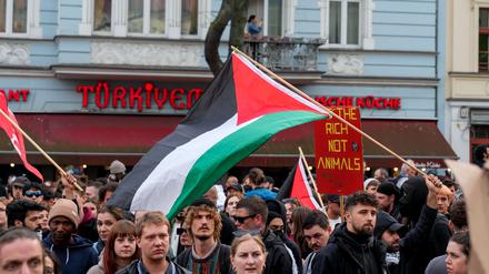 Bei der Revolutionären Demonstration am 1. Mai. in Berlin-Neukölln wurde für und / oder gegen alle möglichen Themen demonstriert.
