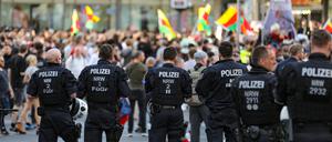 Polizisten bei der „Revolutionären 1. Mai-Demo“ in Berlin.