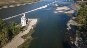 Der Rhein bei Bingen bei extremem Niedrigwasser im Dürresommer 2022.