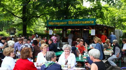 Der „Rheingauer Weinbrunnen“ am Rüdesheimer Platz zieht viele Gäste an –allerdings fühlen sich manche Nachbarn gestört.  