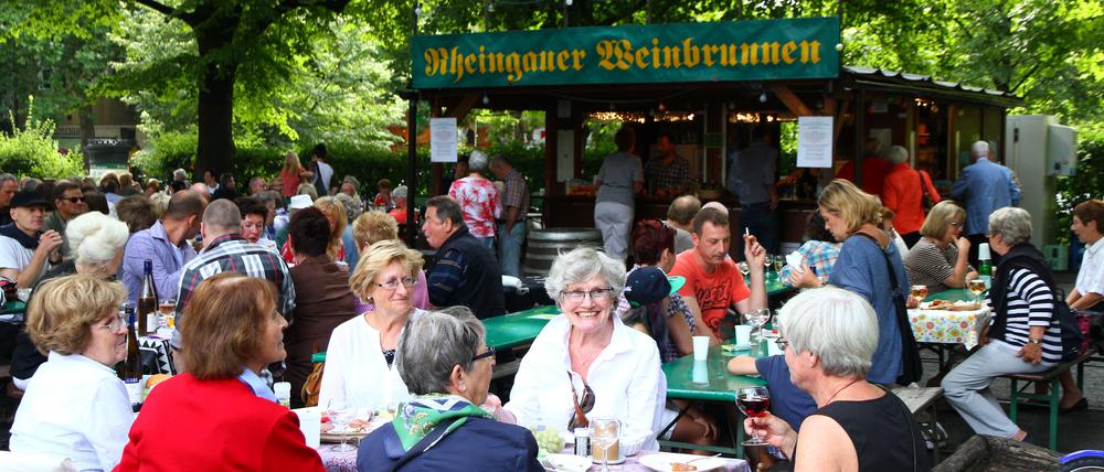 Der „Rheingauer Weinbrunnen“ am Rüdesheimer Platz zieht viele Gäste an –allerdings fühlen sich manche Nachbarn gestört.  
