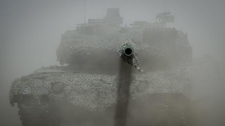 Ein Leopard 2 Kampfpanzer der Bundeswehr ist im Staub bei der Nato-Übung „Griffin Storm“ zu sehen.