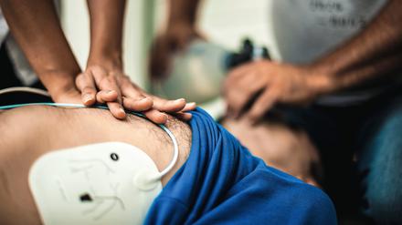 Mini-EKG und Schocker in einem: Ein Defibrillator erhöht die Überlebenschance bei einem Herzstillstand.