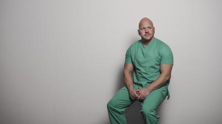 Ricardo Lange (41) Intensivpfleger aus Berlin. 08.01.2022, Tagesspiegel. Interview mit Robert Ide. Krankenhaus, Pfleger, Corona, Pflegenotstand.