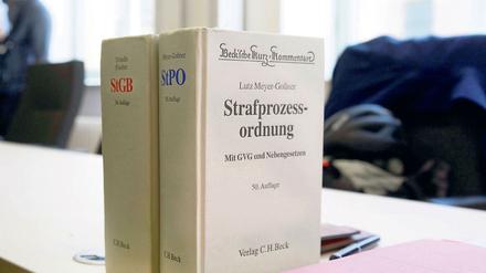 Vor dem Landgericht Erfurt hat am Donnerstag der Prozess um den Überfall auf Passanten vor der Thüringer Staatskanzlei im Juni 2021 begonnen. 