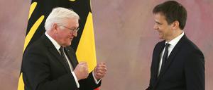 Bundespräsident Frank-Walter Steinmeier (links) gratuliert Martin Eifert, neuer Richter des Bundesverfassungsgerichts, zur Ernennung.