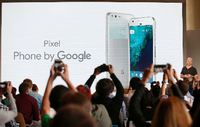 Das neue Google-Smartphone Pixel gibt es in zwei Größen. Mit 5,5-Zoll-Bildschirm und 128 Gigabyte Speicher kostet es 1009 Euro.
