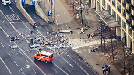 Trümmer liegen auf der Karl-Liebknecht-Straße vor dem Radisson Blue Hotel.