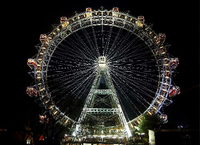 Das Riesenrad am Prater in Wien, hell erleuchtet vor dem Nachthimmel.
