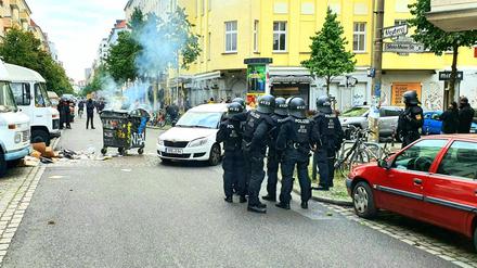 https://www.tagesspiegel.de/berlin/brennende-barrikaden-unfreiwillige-kontrollen-wie-es-ist-in-der-rigaer-strasse-zu-wohnen-71543.html
