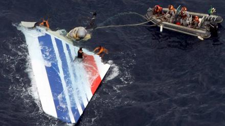 Brasilianische Marinesoldaten bergen 2009 das mögliche Heck des Airbus der vermissten Air-France-Maschine aus dem Atlantischen Ozean (Archivbild).