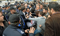 Parlamentspräsident Kahraman musste nach seinem Vorschlag vor Demonstranten geschützt werden.