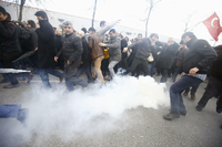 Zahlreiche Türken hatten am Samstag gegen die staatliche Übernahme der "Zaman" protestiert. Die Polizei setzt Tränengas ein.