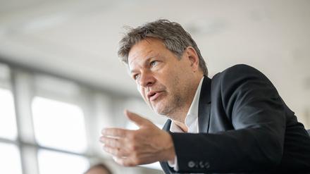Robert Habeck erklärt in Bremen die LNG-Strategie des Wirtschaftsministeriums.