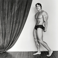 Ganz so viele Muskeln hat Arnold Schwarzenegger inzwischen nicht mehr. Denn Muskeln schwinden nicht nur im Zuge von Erkrankungen wie Muskeldystrophie sondern auch beim Altern. Neue Therapien könnten dem Muskelschwund entgegenwirken.