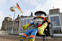 Der trampende Roboter Hitchbot, hier am 18.02.2015 in Berlin vor dem Reichstagsgebäude, ist auf seiner Reise zerstört worden. „Manchmal passieren guten Robotern schlechte Dinge", kommentierten seine Erfinder.