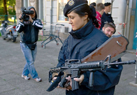 Immer wieder sind Ermittler in den vergangenen Monaten mit Razzien gegen die Rockerszene vorgegangen. Erst im August 2012 hatte die Berliner Polizei mehrere Quartiere der Bandidos durchsucht. Dabei wurden schwere Waffen sicher gestellt, zum Beispiel dieses Sturmgewehr.