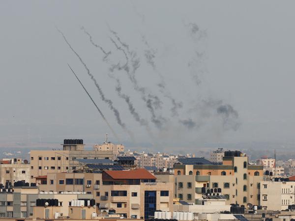 Raketten vliegen Gaza in Israël binnen. 