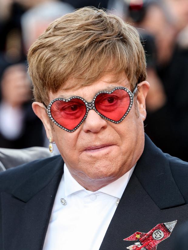 Stets stilsicher, was Brillen und Haarteil betrifft: Rocketman Elton John.