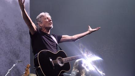 Roger Waters, Musiker und Mitbegründer der Band Pink Floyd, spielt auf einem Konzert (Archivbild). 