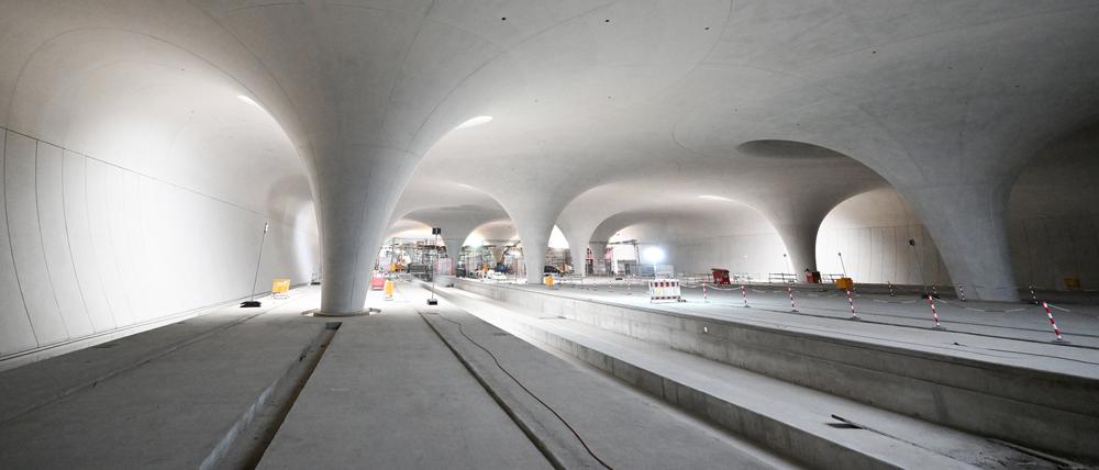 Auf der Baustelle des milliardenschweren Bahnprojekts Stuttgart 21 ist der Rohbau des Tiefbahnhofs mit seinen markanten Lichtaugen weitgehend fertiggestellt. 