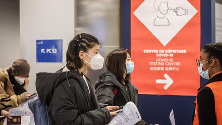 Kontrolle von Einreisenden aus China am Pariser Flughafen Charles de Gaulle.