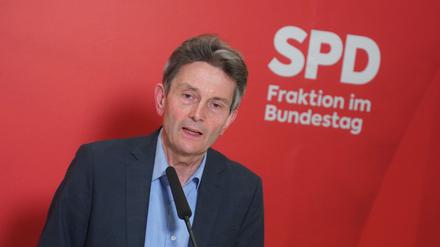 Gibt dem Kanzler bei Waffenlieferungen faktisch freie Hand: Rolf Mützenich, Vorsitzender der SPD-Bundestagsfraktion.